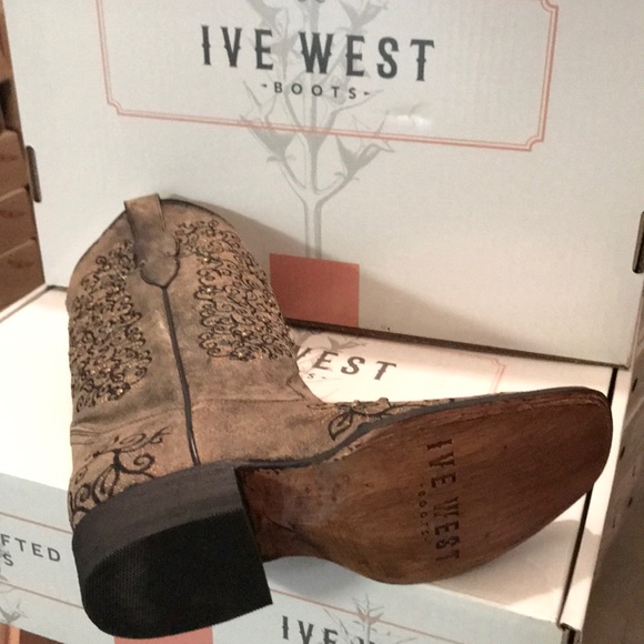 IVE WEST- Celestum Cowgirl fashion boot - Picture 5 of 5